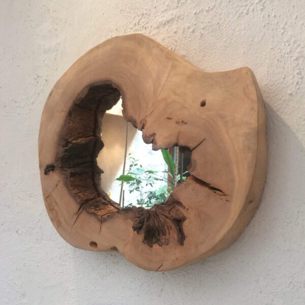 Miroir mural à suspendre en tilleul massif sculpté à la main, forme organique et finition naturelle