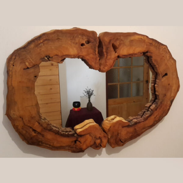 Miroir mural artisanal en peuplier à suspendre, avec contours naturels en bois clair