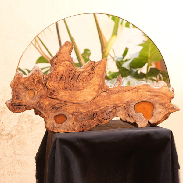Miroir mural artisanal en bois d’olivier avec résine, pièce faite main en France au veinage naturel marqué