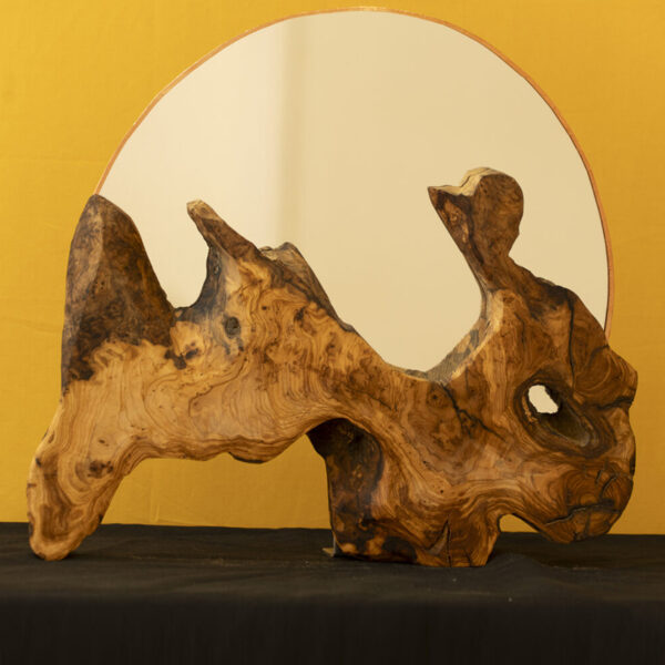 Miroir mural lapin en bois d’olivier sculpté, création artisanale signée Jérôme Canadas