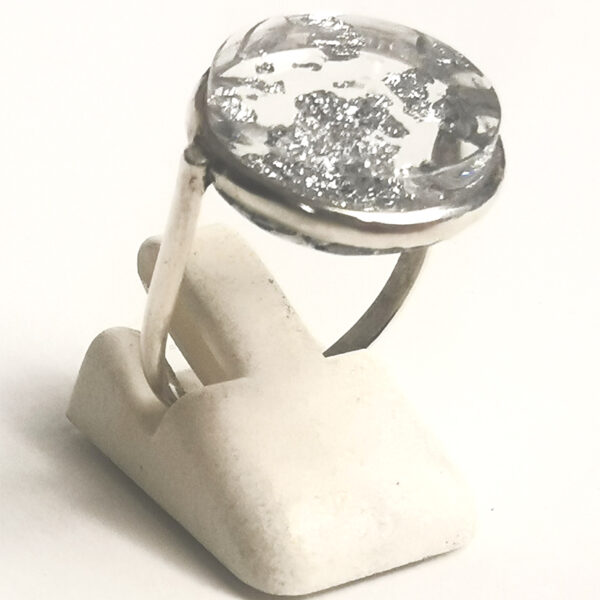 Bague Albane en argent massif avec cabochon en cristal recyclé et éclats argentés
