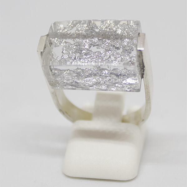 Bague en argent massif au décor rectangulaire avec pépites argentées, création artisanale contemporaine