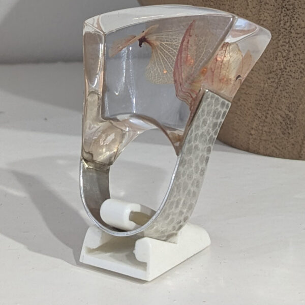 Bague artisanale en argent 925 texturé avec motif floral rose dans un cristal de synthèse transparent