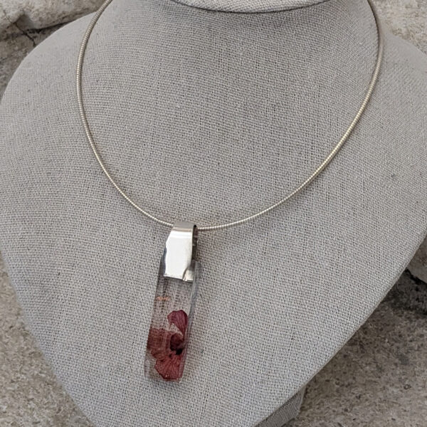 Pendentif géométrique en argent 925 avec fleur séchée rouge, création artisanale Desmée