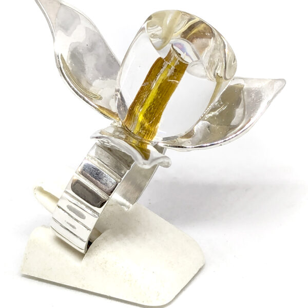 Bague de créateur en argent 925 avec cristal de synthèse recyclé et détail floral doré