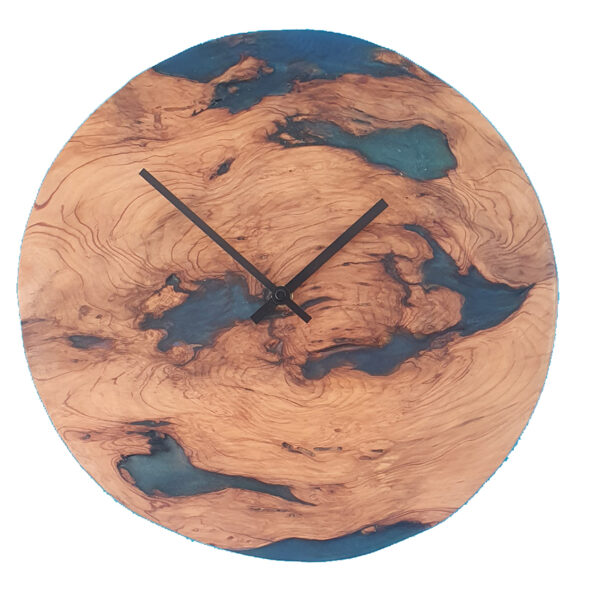 Horloge murale en douglas faite main avec bois massif et résine bleue translucide