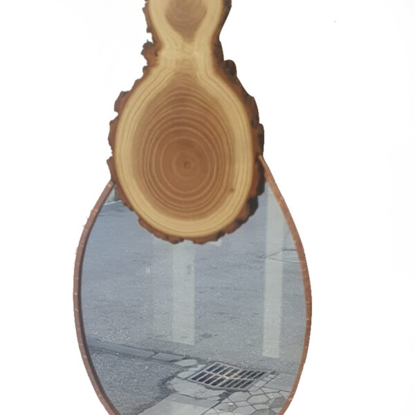 Miroir suspendu en bois naturel avec forme organique et contour cuivré, création artisanale murale