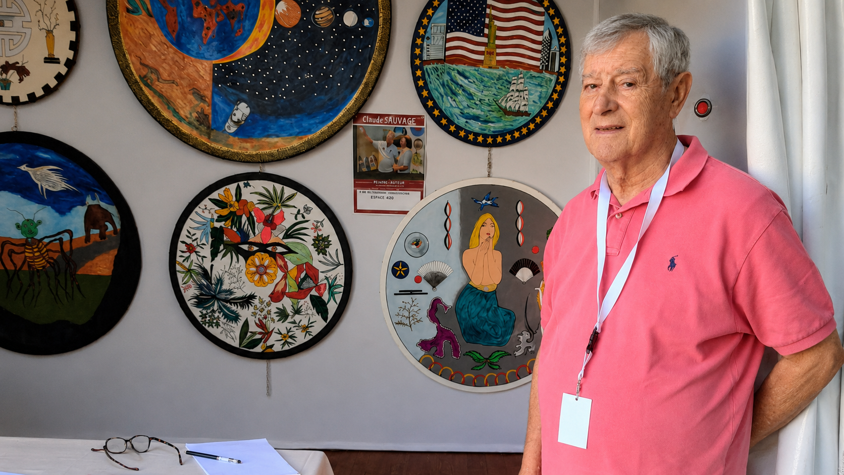 Claude Sauvage devant ses œuvres rondes lors d’une exposition